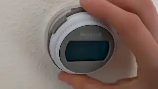 Batterijen van Honeywell Round thermostaat vervangen.