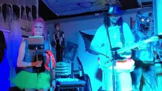 Bender funk duo &ldquo;Don&rsquo;t Know Why&rdquo; cover Halloween