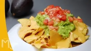 Nachos con guacamole y salsa de queso: la mejor comida para compartir