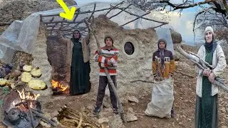 Hard life in the mountains🗻 | Building a hut and helping the homeless in nature🌲🔥