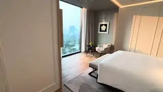 No desk in this room because the people who usually stay in it don&rsquo;t have to work