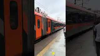 20902 Vande Bharat Express Accelerating From SURAT #vandebharatexpress #surat #indianrailways