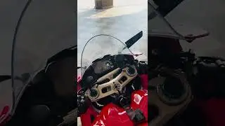 DUCATI PANIGALE V4S  Stock exhaust startup !!