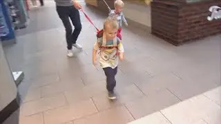 Cruel or safety-conscious – should you put your child on a leash?