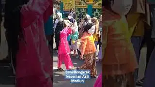 Seni Dongkrek Di Karnaval Madiun #dongkrek #senibudaya #senidongkrek #wisatamadiun #karnaval2022