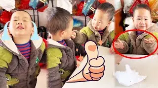 The Younger Bro Gave His Twin Bro A Little Food And He Ate It All At Once#cutebaby#funnyvideos#smile