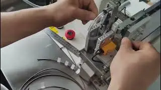 Electric cable flag folding labeling machine