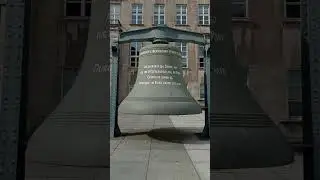 Die gro&szlig;e Glocke vor dem Rathaus in Bochum