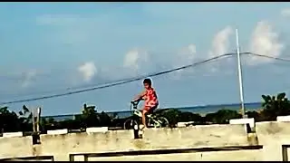 Yosliebe in riding bicycle on AL bridge penagi natuna 2022,5,29.