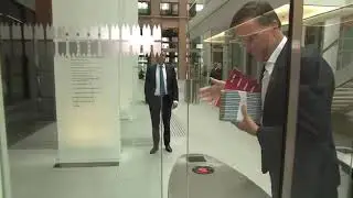 Dutch Prime Minister accidentally dropped his coffee. See how he behaves after that👇🏻
