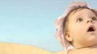 Bimbo di 2 anni fa surf - two years old baby surfing waves!