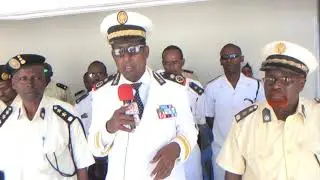 Taliyihii Hore Ciidanka Badda Admira Prof Faarax Qare oo Booqday Taliska Ciidan Badda Buugaagna Gudo