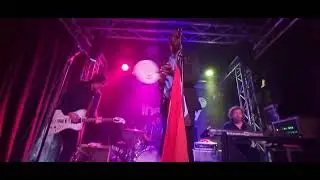Des Demonas performs 