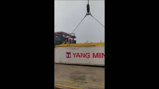 Hmc crane menurunkan container besar 40 ft container ke atas kapal