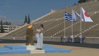 Organizadores dos Jogos de T&oacute;quio recebem a tocha ol&iacute;mpica em Atenas