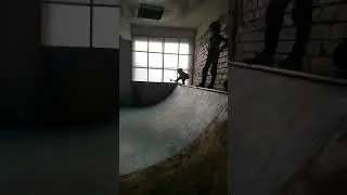 6 years old skateboarder ramp riding