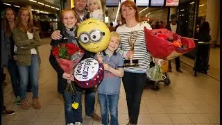 Bianca Krijgsman op Schiphol met de Emmy Award
