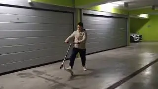 I teach my nigehbur how to whelie