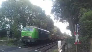Bahnübergang im Krugfeld Hildesheim Züge am Freitag 25.9.2020. ICE-T mit 1×7 1×5 Waggons Güterzüge