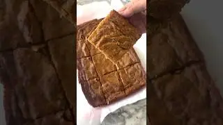 Брауни с ирисками &mdash; простой рецепт десерта. Рецепт в комментариях. #easydessert #brownies