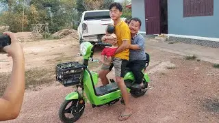txiv hluas wb caij tsheb thij fais mus ncig taj laj loob xas