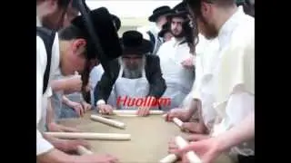 satmar rabbe baking matzos for peisech 5773