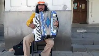 Takiego Muzykanta warto posłuchać - stare i zapomniane tango na sandomierskim rynku!