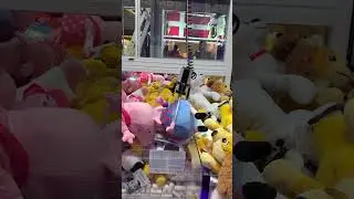 Try to grab a Peppa Pig Toy from German Claw Machine