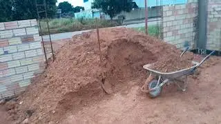 Trabalho carregando barro mais um dia 