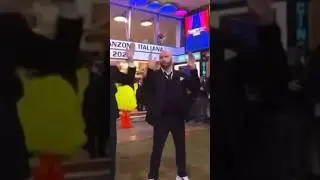 John Travolta balla il ballo del qua qua a Sanremo per il quale non firma la liberatoria.