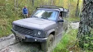 Land Rover Discovery враскачку преодолевает глубокую колею на шоссейной резине