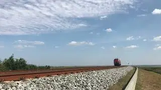 218 421 bringt mit einer Schwesterlok einen IC &uuml;ber den Hindenburgdamm Richtung Westerland