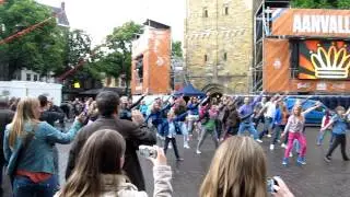 Flashmob Saturday Night Fever op Oude Markt Enschede