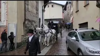 Pasturo, l'arrivo in chiesa, in carrozza, del feretro dell'allevatore Invernizzi