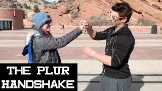 Что означает PLUR в EDM? Объяснение рукопожатия PLUR