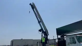 2002 International 4900 Sign Truck w/Baldwin-Ward 99' Skyhook Sign Crane &ndash; LOT #17, Video 3/5