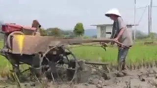 glebek limbah daun padi.pakek traktor sawah