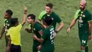 MOMEN KARTU MERAH BRUNO MOREIRA SETELAH WASIT CEK VAR & MEMBERI PENALTI BAGI AREMA