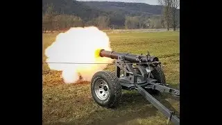 Abfeuern Hinterlader Salutkanone mit Spreizlafette / Firing Ceremonial Cannon with Split-Trail