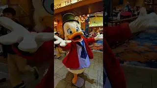Праздничный ужин Микки в стиле &laquo;Рождественской песни&raquo; в кафе Storytellers #DisneyHolidays 🎄