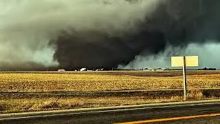 3/31/23 Iowa #Tornado Outbreak! STILL In the path of a DESTRUCTVE wedge! Hedrick, IA.
