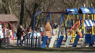 A Lviv, à l'ouest de l'Ukraine, les habitants essaient tant que faire se peut de vivre normalement