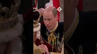 Принц Уильям целует короля Карла во время присяги на верность | Церемония коронации