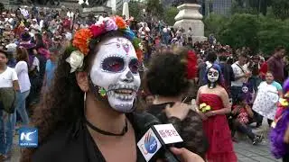 Miles de catrinas toman las calles en la Ciudad de M&eacute;xico