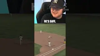 Мяч выскользнул из его перчатки, и он отбил его. #mlbtheshow #baseball #shorts
