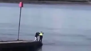 Man Pushes Police Man in the Sea and Runs Away - HILARIOUS