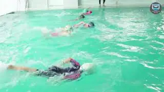 la finale du tournoi de natation. Remise des médailles dans un esprit compétitif.
