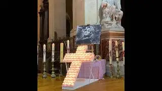 Messe Hommage &agrave; Brigitte Bardot etonnant un cheval dans l'&eacute;glise st roch