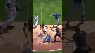 Javy B&aacute;ez umpire 😂😂😂 #mlb