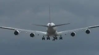 A380 Thai Airways crosswind landing Hamburg Finkenwerder HS-TUE
